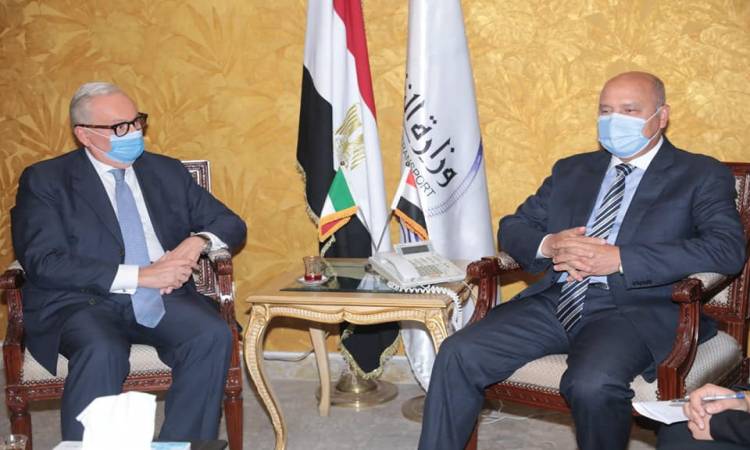 وزير النقل يبحث مع السفير الإيطالى تشغيل خطوط ملاحية منتظمة بين موانئ البلدين