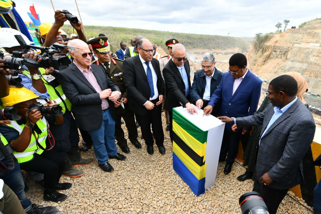 “شاكر” و”الجزار” يشاركان فى الاحتفال بتحويل مجرى نهر روفيجى لتنفيذ سد جيوليوس نيريرى بتنزانيا