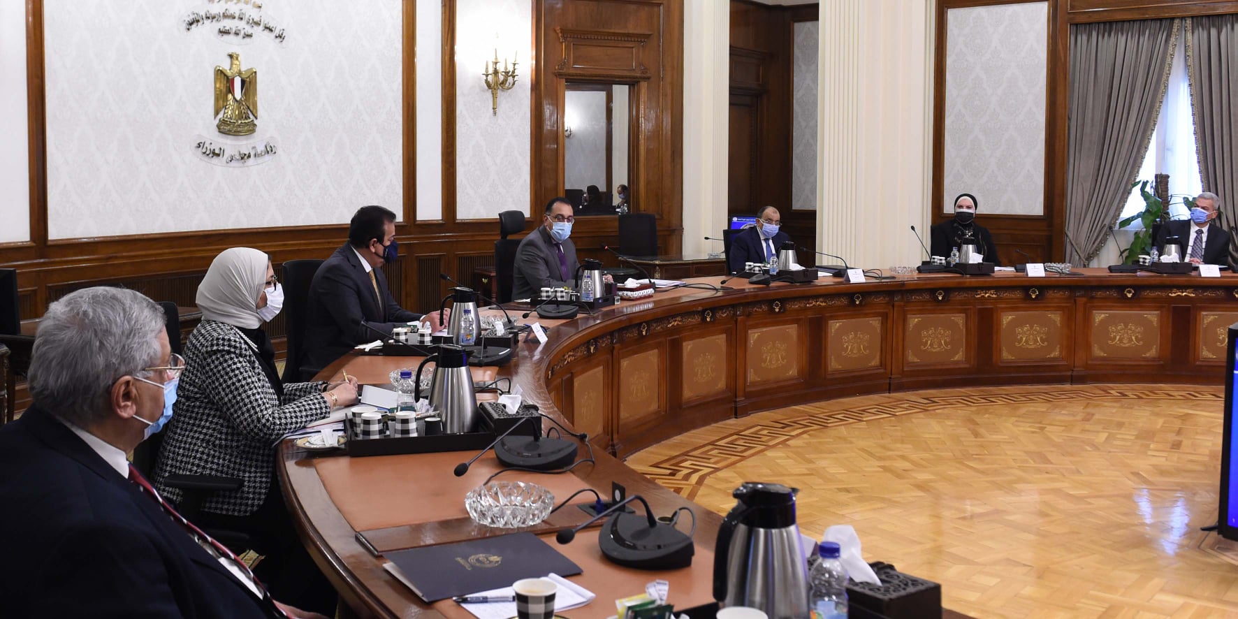 الحكومة تشدد على تطبيق الإجراءات الاحترازية لمواجهة “كورونا”.. وتكلف “الصناعة” بتوفير أسطوانات “الأكسجين”