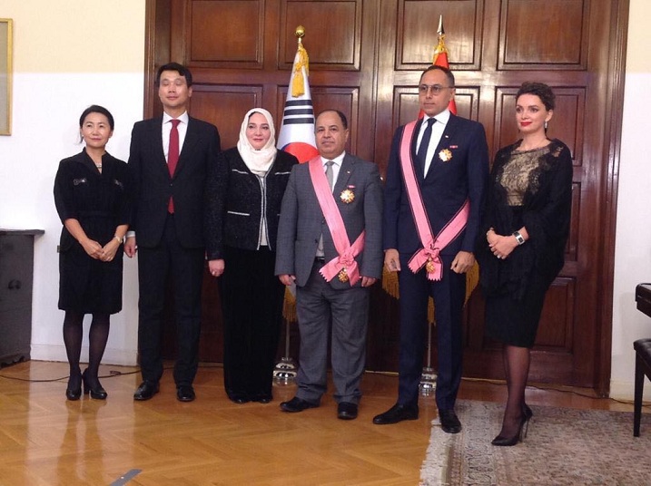 رئيس كوريا الجنوبية يمنح وزير المالية وسام الاستحقاق من الطبقة الأولى