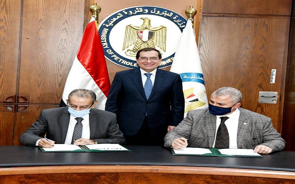 توقيع اتفاقيتين بتقديم منحة أمريكية لتطوير المصافي بشركتي “العامرية” و”السويس للبترول”