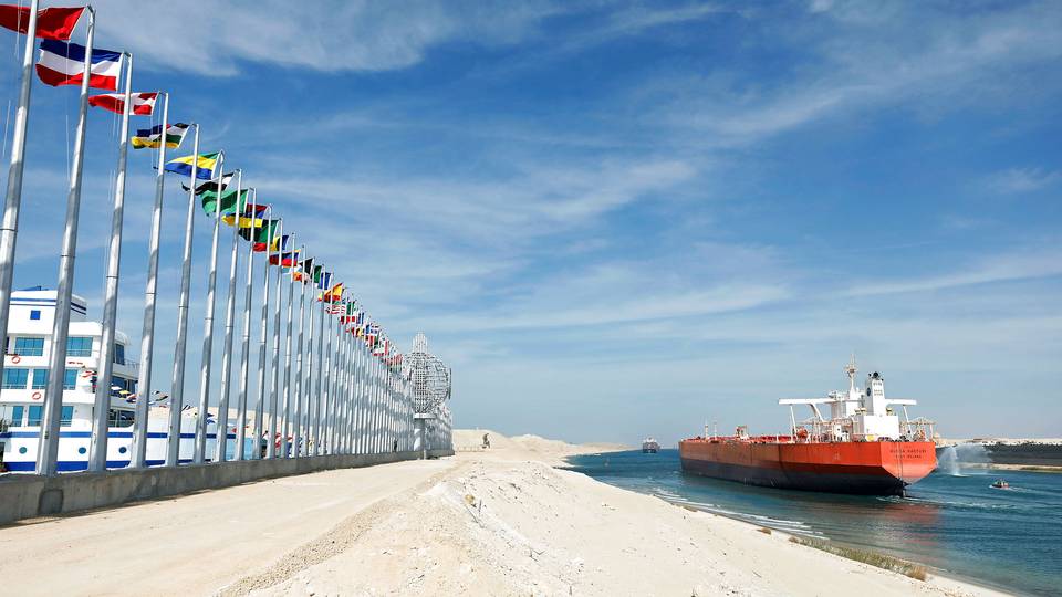 ناقلة بترول فى قناة السويس