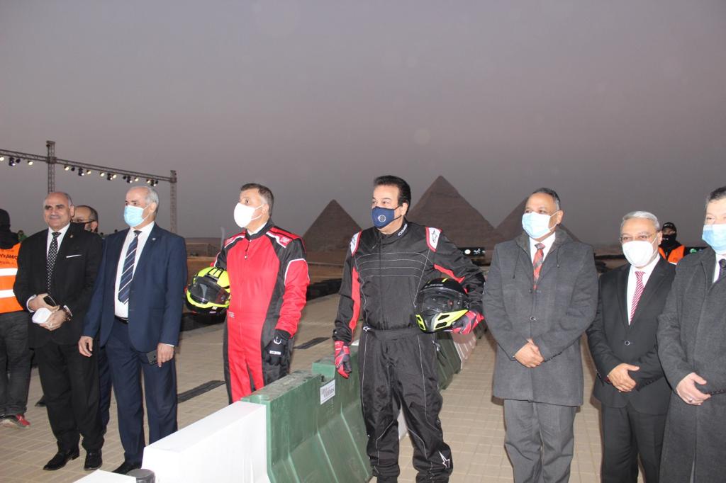 وزير التعليم العالى يشيد بـ«رالى السيارات الكهربائية محلية الصنع»