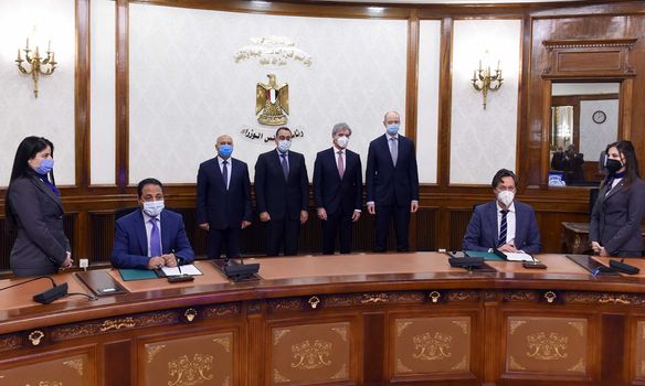 “النقل” توقع مذكرة تفاهم مع “سيمنز” لتنفيذ منظومة القطار الكهربائى السريع بتكلفة 360 مليار جنيه