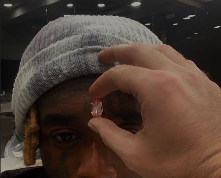 مغنى راب يزرع ماسة بمنتصف جبهته بقيمة 24 مليون دولار