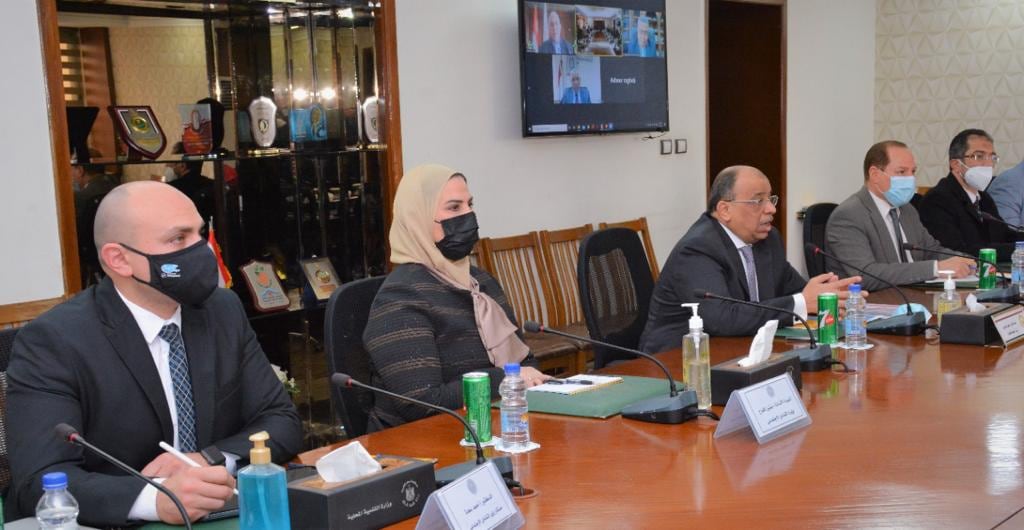 الحكومة تناقش آليات التخلص الآمن من نواتج تطهير الترع والمصارف