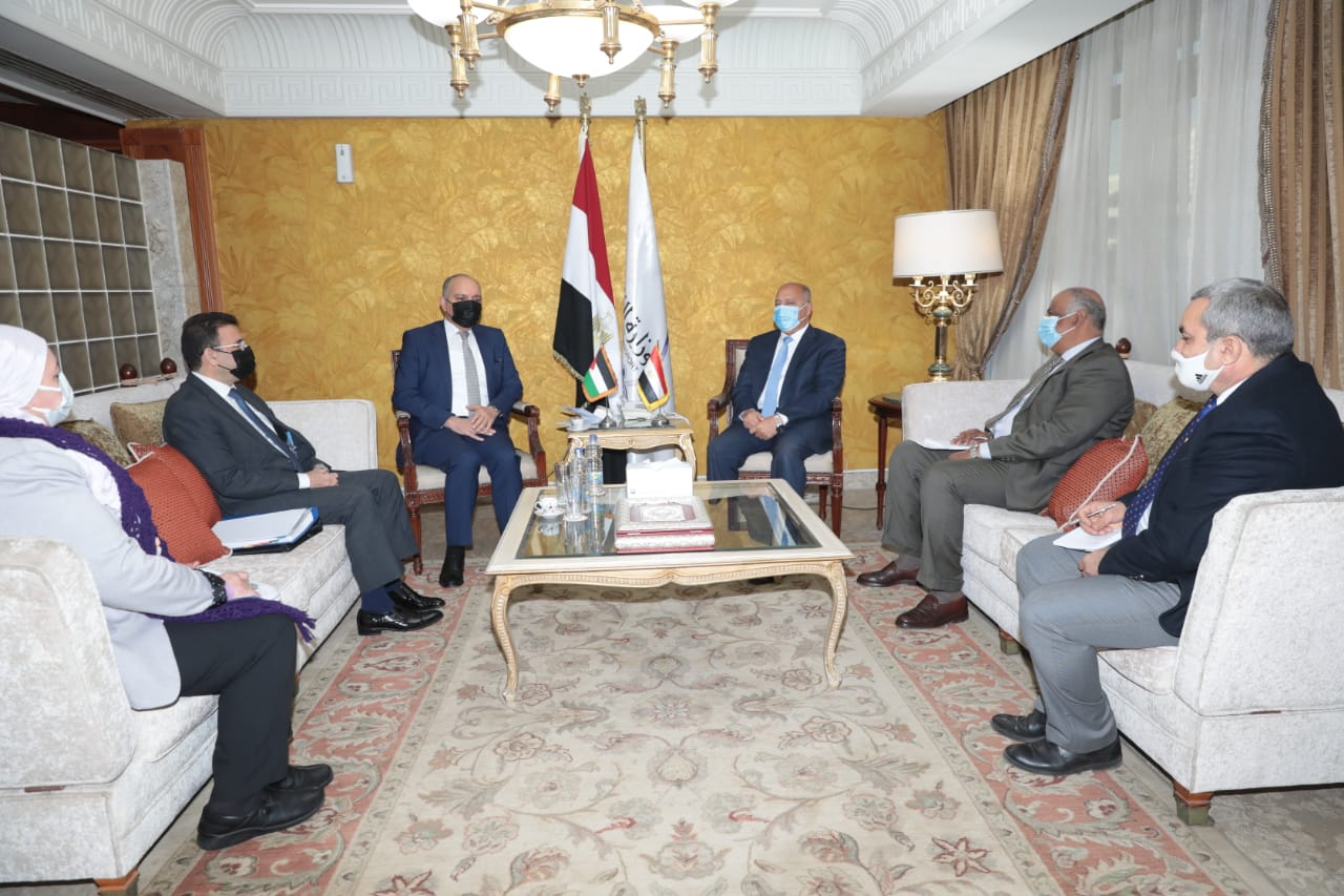 النقل: خط برى لنقل الركاب بين مصر والأردن والعراق بسعر 130 دولارا للفرد