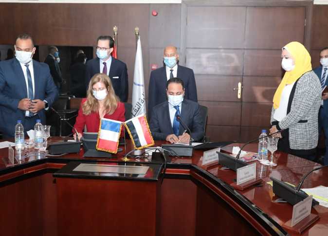 "الأنفاق" توقع عقد إدارة وتشغيل القطار الكهربائى مع "RATP DEV" الفرنسية