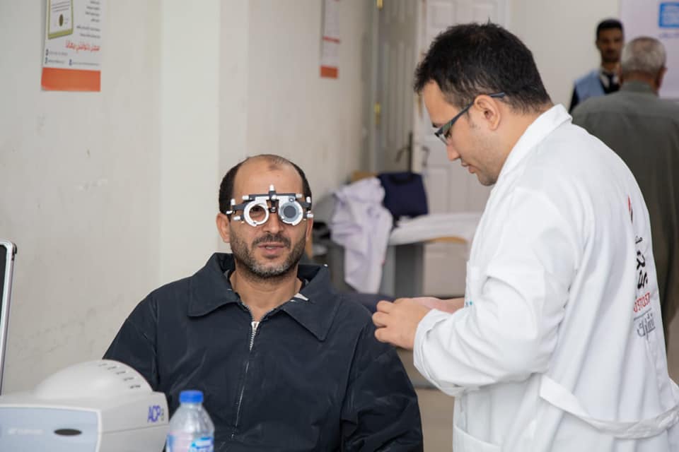 قوافل "نور حياة" تستقبل 3 ألاف مريض لإجراء الكشف الطبى على العيون