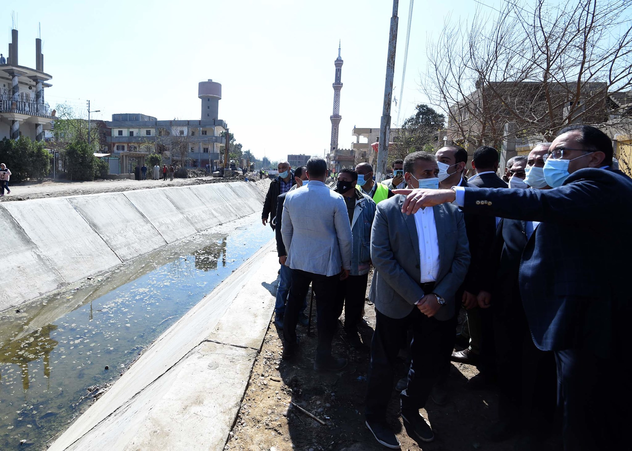 رئيس الوزراء يتفقد مشروع تبطين الترع فى قرية "سُبك الضحّاك" بالباجور