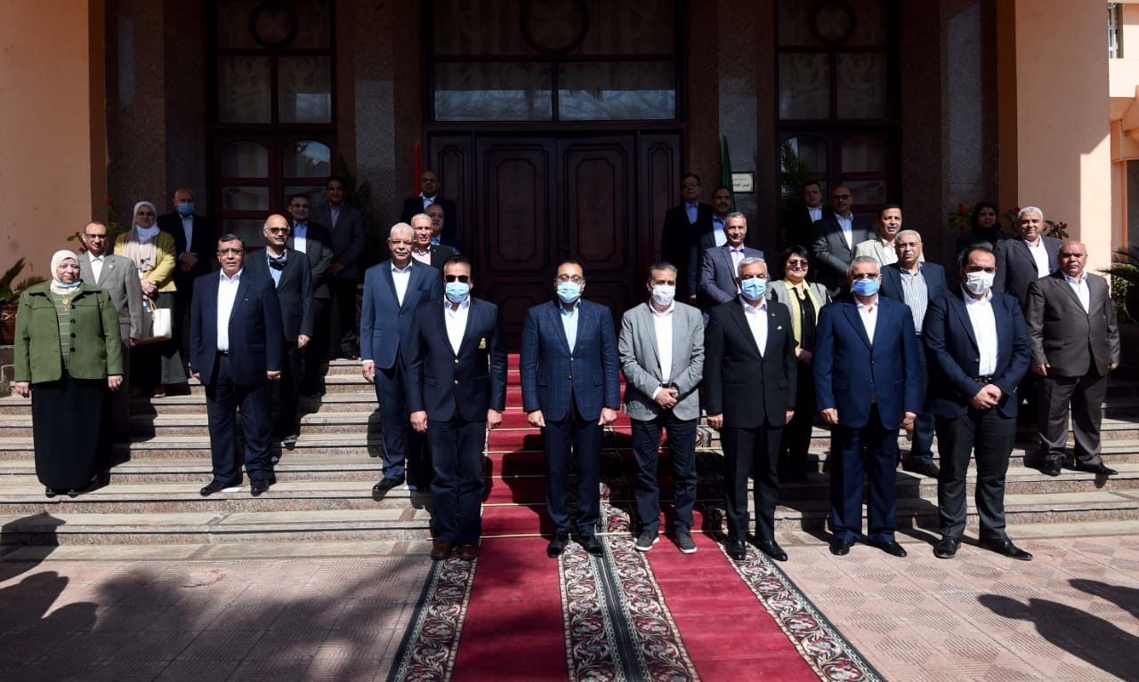 رئيس الوزراء: توجيهات من الرئيس برفع مستوى الخدمات الطبية المقدمة للمواطنين فى المحافظات