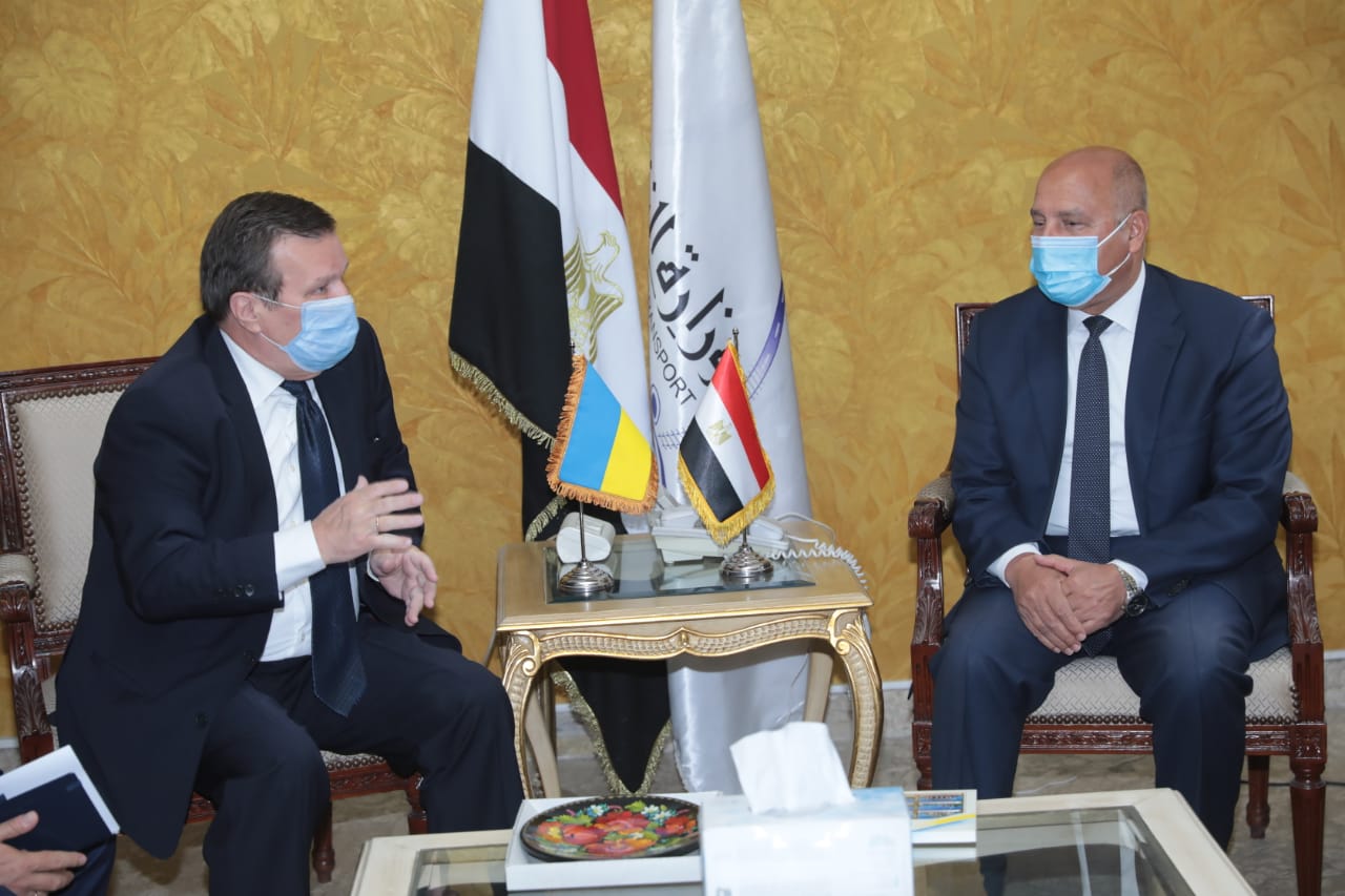 تعاون مصرى أوكرانى بمشروعات تأهيل ترام الرمل والسكك الحديدية والنقل النهرى