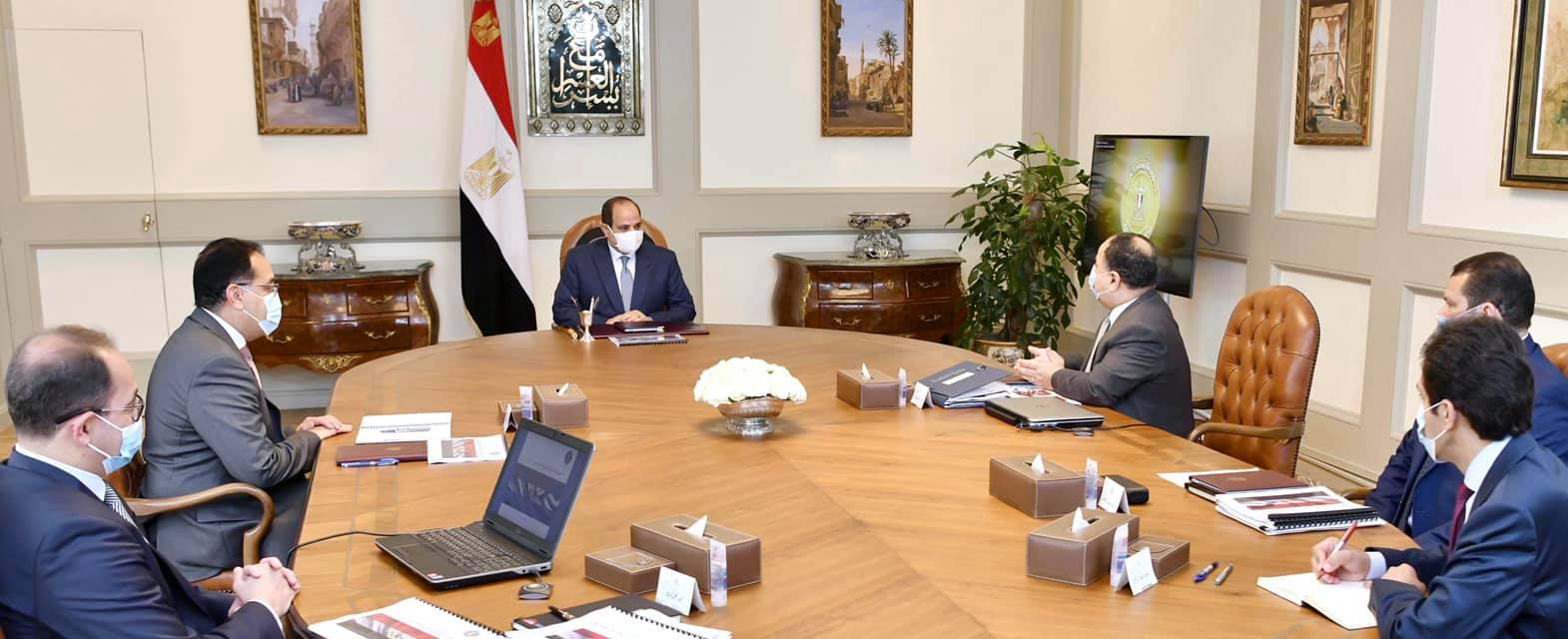 الرئيس يوجه بزيادة مرتبات العاملين بالجهاز الإدارى ورفع الحد الأدنى للأجور إلى 2400 جنيه