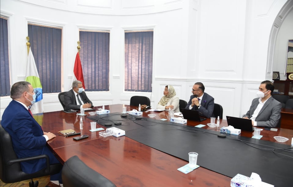 “الإسكان” تبحث التعاون مع “مصدر” الإماراتية بمجال تحلية مياه البحر