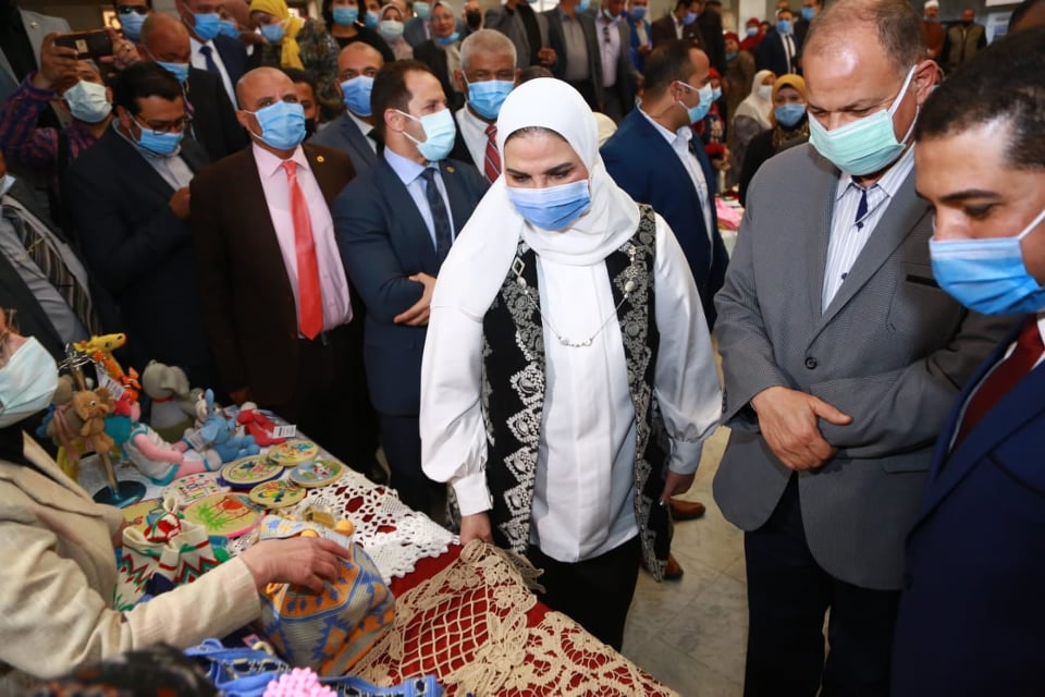 وزيرة التضامن تفتتح معرض الأسر المنتجة بمحافظة أسيوط