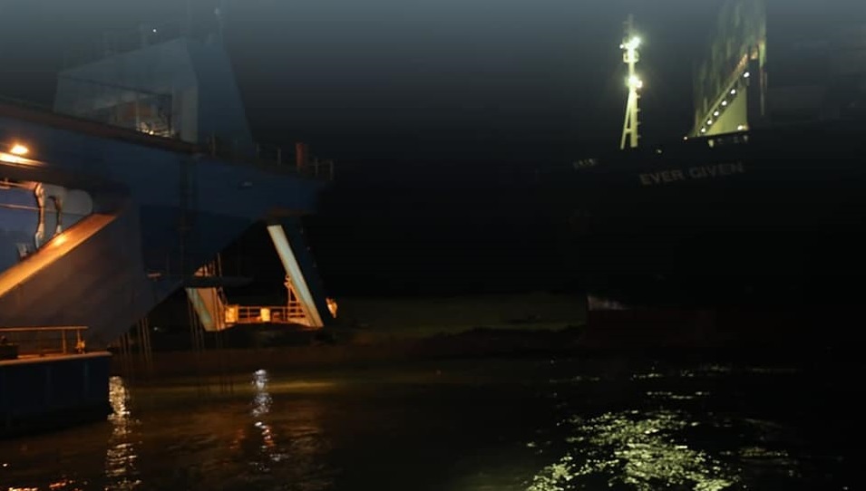 السفينة الجانحة فى قناة السويس