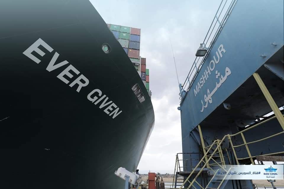 “قناة السويس”: تكريك 17 ألف متر مكعب من الرمال لتعويم السفينة الجانحة