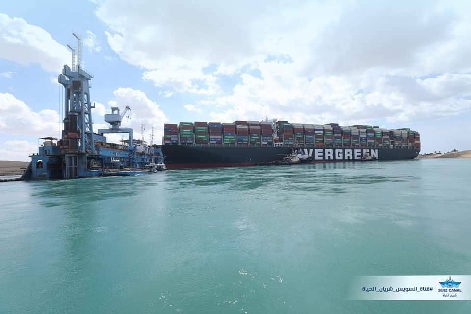 “قناة السويس”: تكريك 17 ألف متر مكعب من الرمال لتعويم السفينة الجانحة