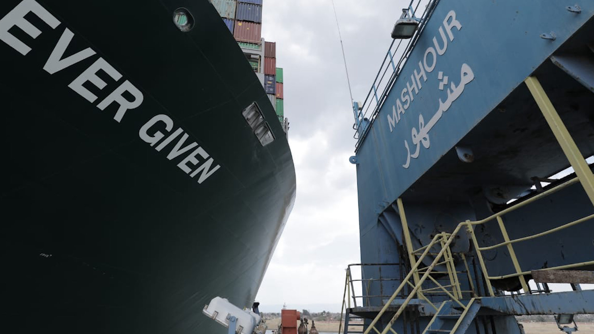 بلومبرج: الشركات العالمية تبدأ فى دراسة الخيارات البديلة للشحن عبر قناة السويس