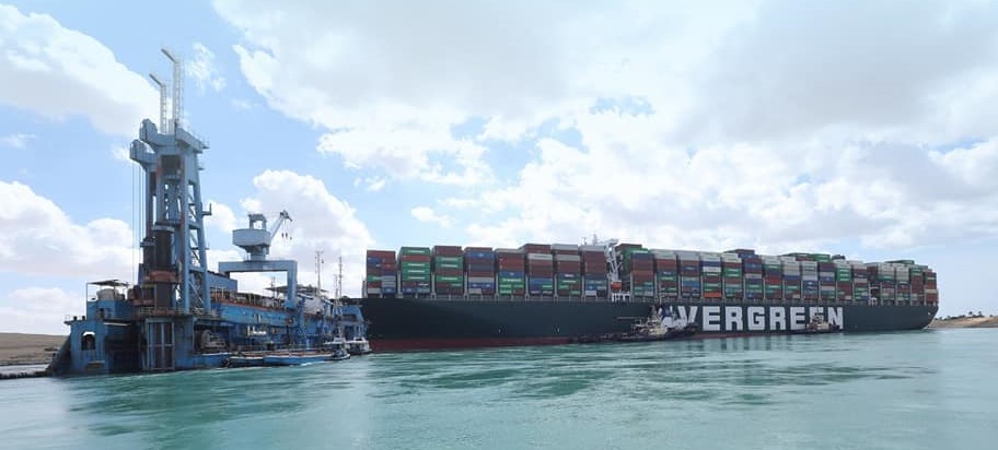 "قناة السويس" تنتهى من تكريك 27 ألف متر مكعب من الرمال أسفل السفينة الجانحة