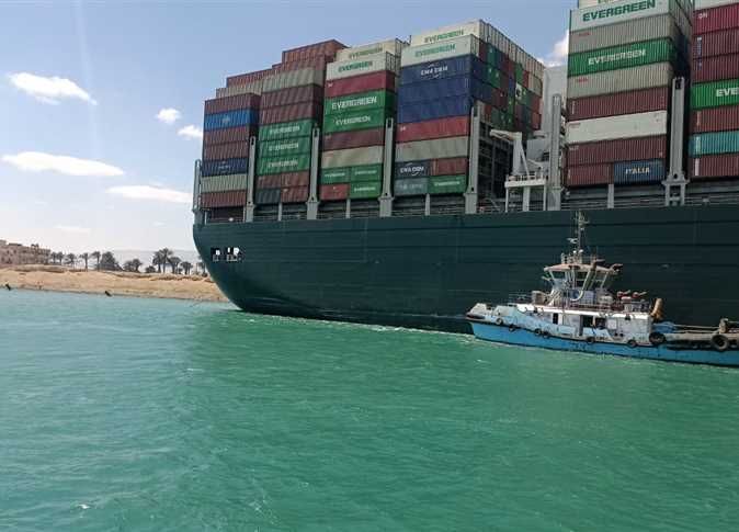 قاطرات موانئ البحر الأحمر تشارك فى تعويم السفينة الجانحة بقناة السويس