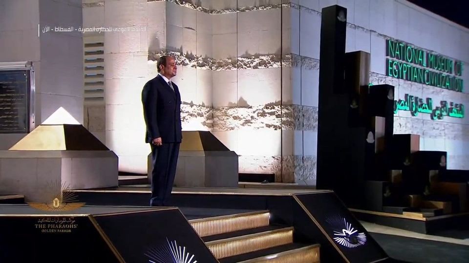 الرئيس السيسى يستقبل موكب المومياوات الملكية بمتحف الحضارة.. والمدفعية تطلق 21 طلقة
