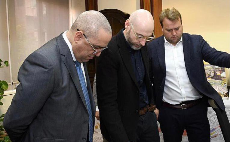 وزير الإسكان يجتمع بمسئولى المكتب الأمريكى مصمم أبراج العلمين الجديدة