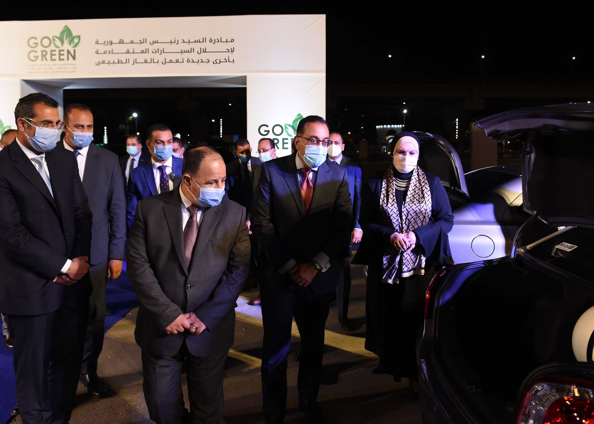 رئيس الوزراء يُسلم مفاتيح أول دفعة من السيارات الجديدة بمبادرة “إحلال المركبات”