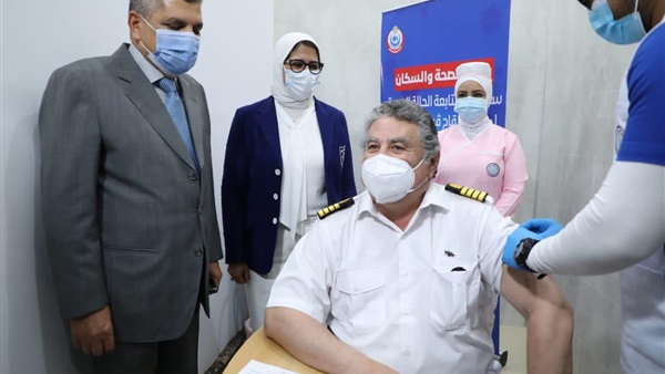 وزيرة الصحة تشهد تطعيم المرشدين بقناة السويس بلقاح "كورونا"