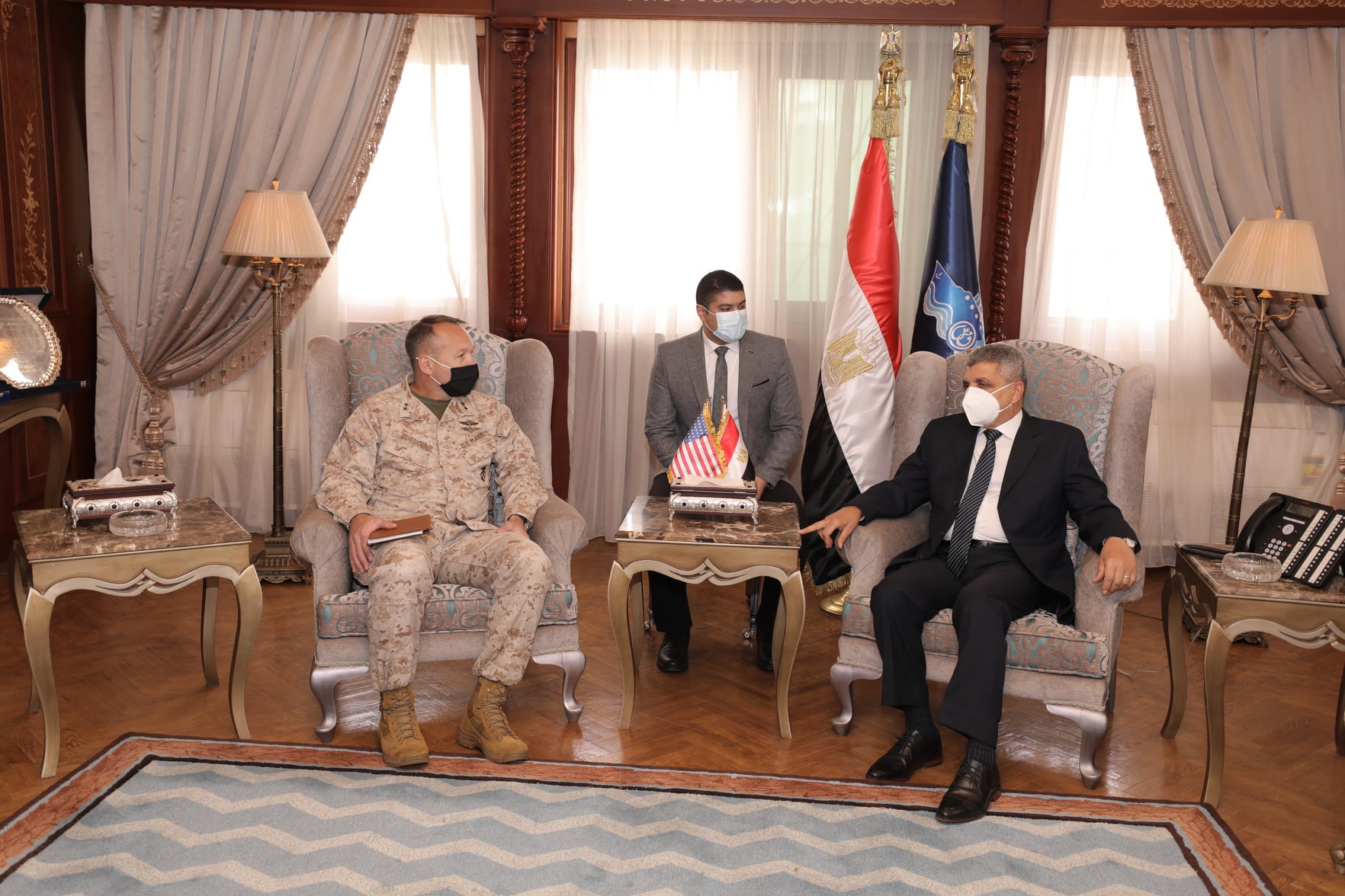 رئيس هيئة قناة السويس يلتقى مدير الشئون الاستراتيجية بالقيادة المركزية الأمريكية