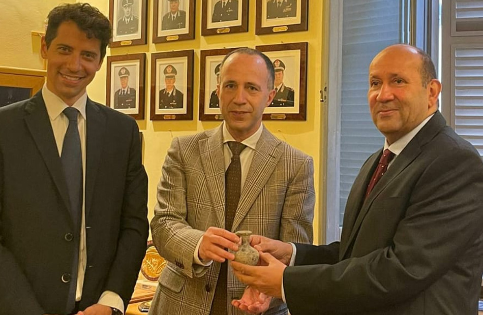 مصر تسترد قطعتين أثريتين من إيطاليا ترجعان للعصور اليونانية والرومانية