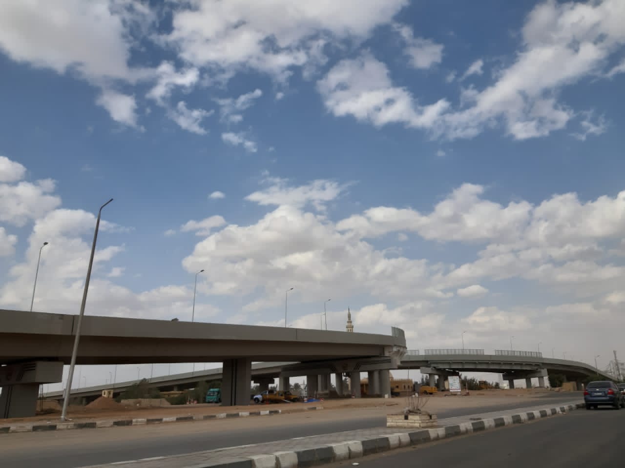 الإسكان: تنفيذ عدة مشروعات للطرق والمحاور الرئيسية بمدينتى السادات والشروق