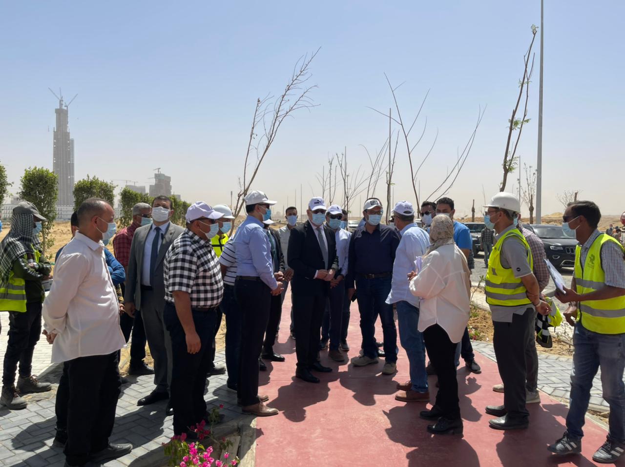 وزير الإسكان يتفقد مشروع الحدائق المركزية ومحور محمد بن زايد الجنوبى بالعاصمة الإدارية