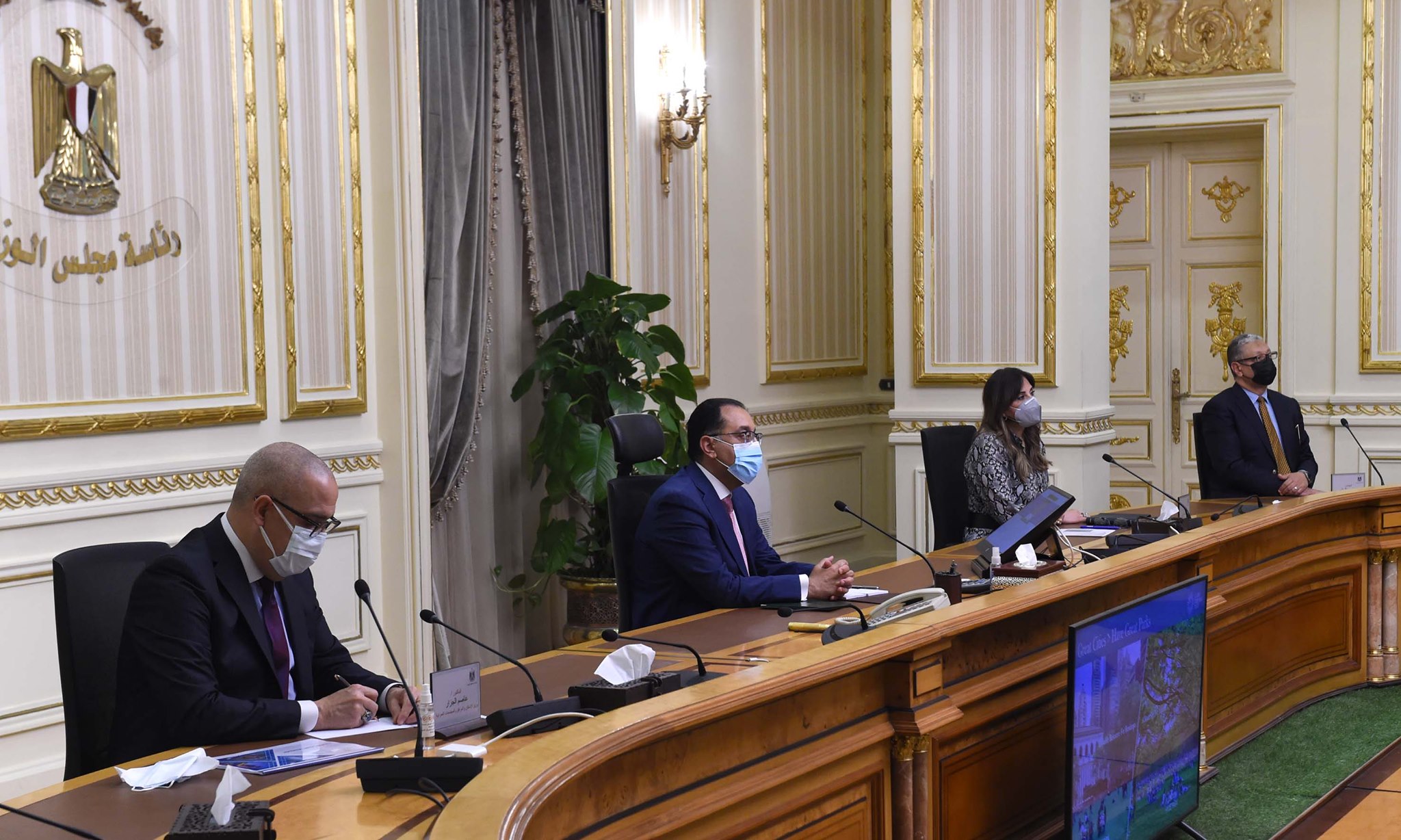 رئيس الوزراء يستعرض التصورات المقترحة لتطوير منطقة الفسطاط