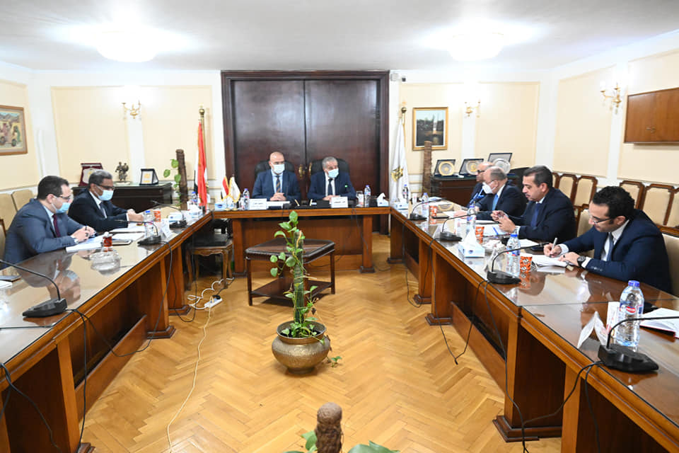 «الإسكان» و«التموين» تستعرضان الأراضى اللازمة للأنشطة التجارية فى المدن الجديدة