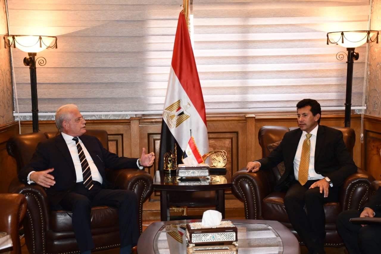 وزير الرياضة يبحث تطوير مضمار الهجن مع محافظ جنوب سيناء