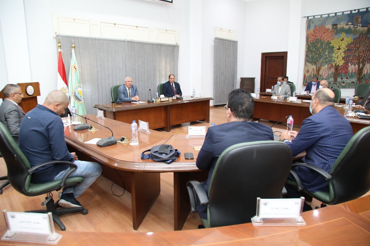 وزير الزراعة يبحث تطوير سلاسل القيمة المرتبطة بالألبان