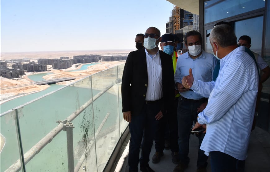 وزير الإسكان يتفقد تشطيب الواجهات لـ15 برجاً بالمنطقة الشاطئية فى “العلمين الجديدة”