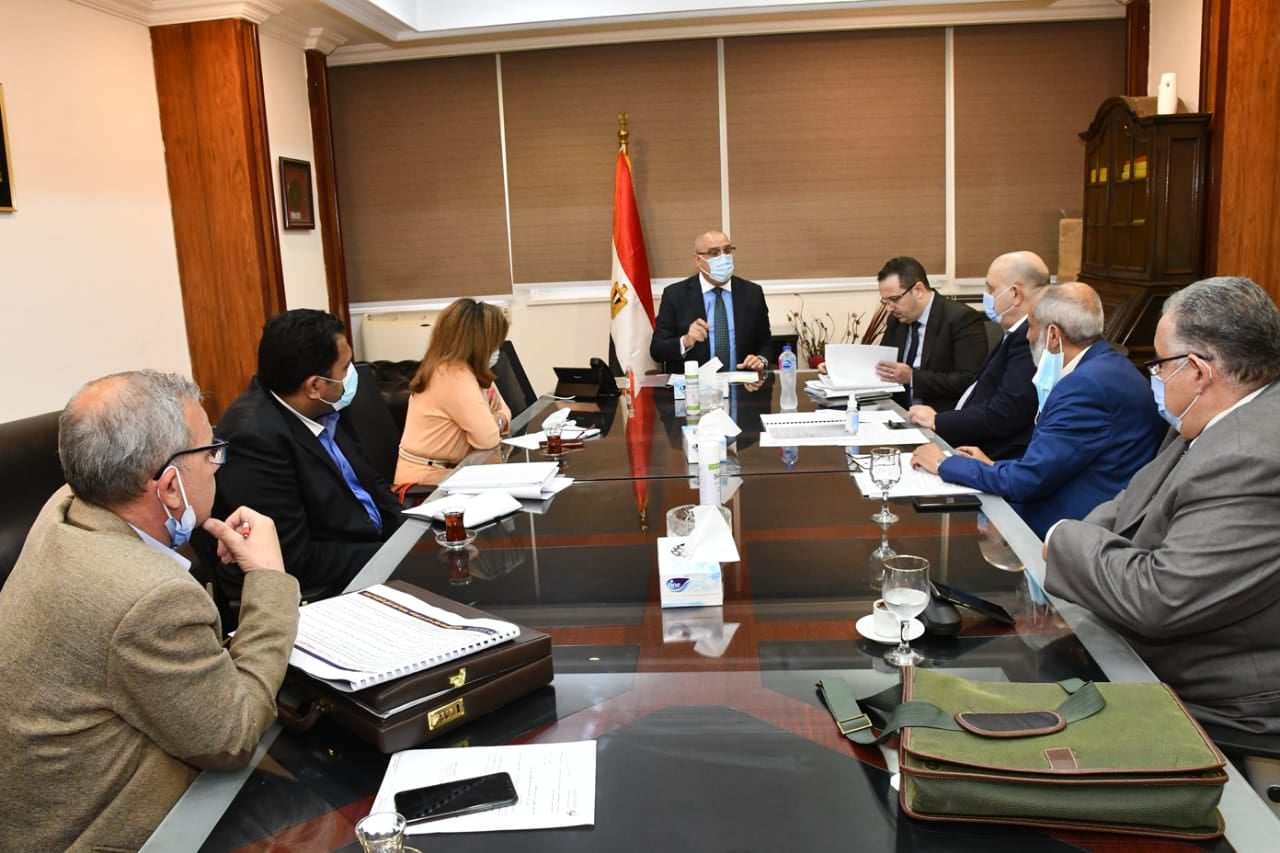 وزير الإسكان يستعرض مستجدات ملف توفيق أوضاع أراضى الجمعيات والكيانات بمدينة العبور الجديدة