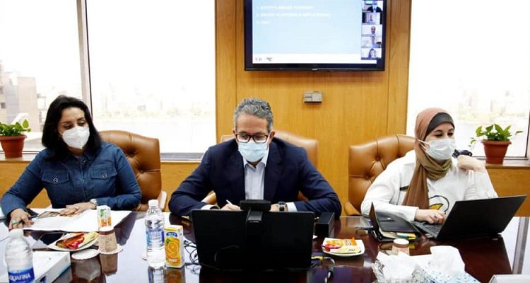 “العناني” يتسلم المسودة الأولى من الاستراتيجية الإعلامية للترويج السياحي لمصر