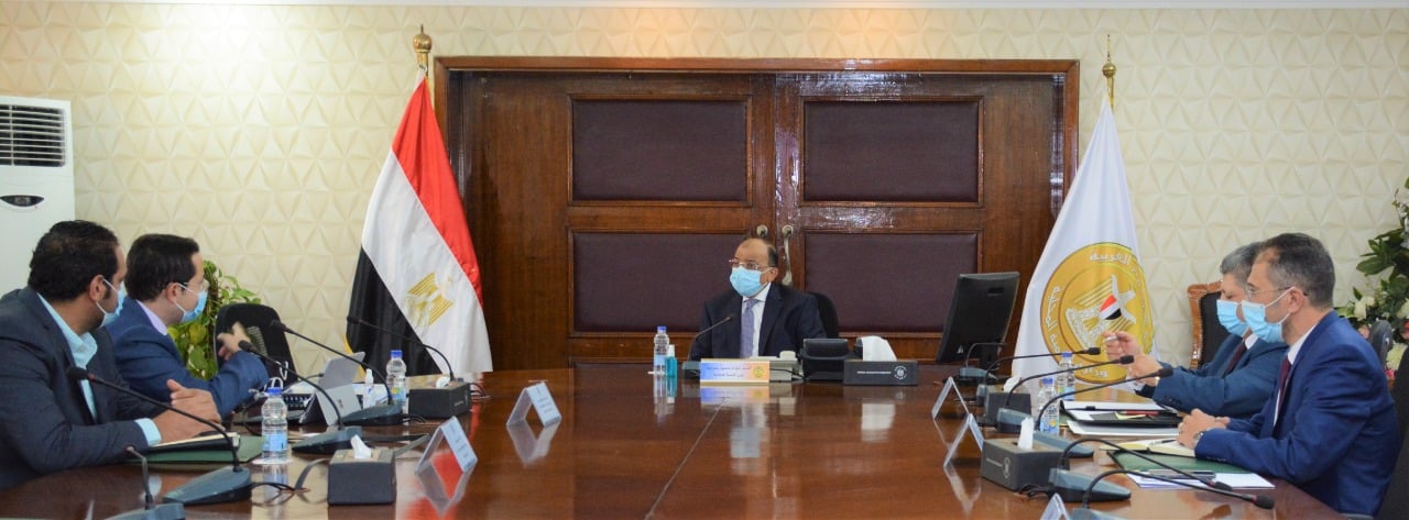 "وزير التنمية المحلية" يبحث مع "ريلاينس" دراسة تقديم خدمات جمع ونقل المخلفات ببورسعيد