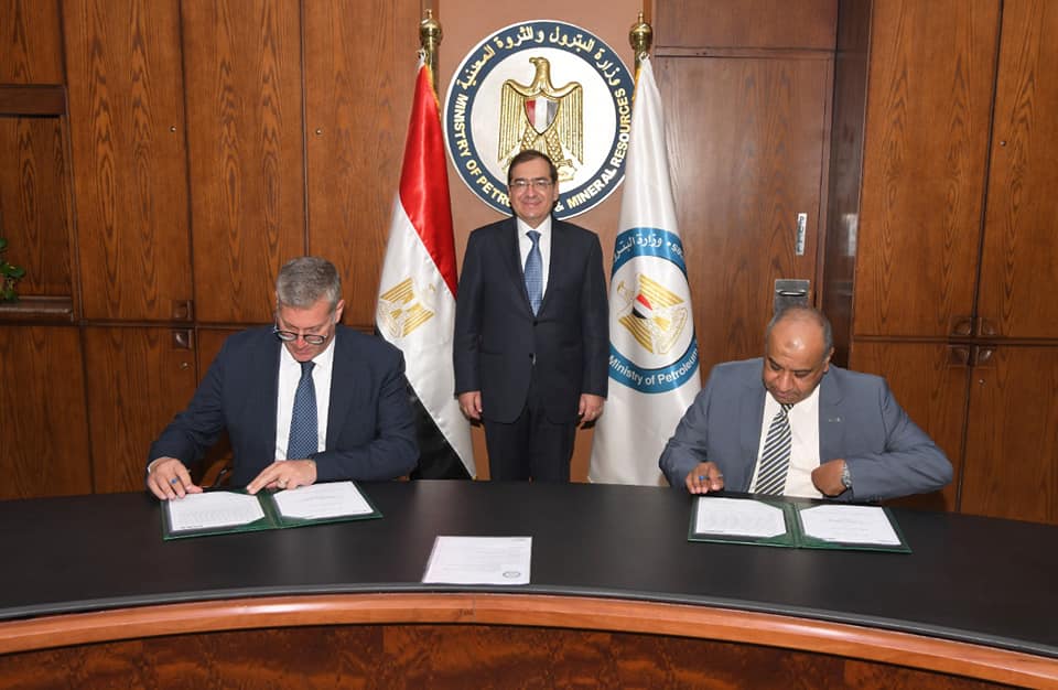 "إنبى" توقع مذكرة تفاهم مع "شلمبرجير" للتعاون فى المشروعات البترولية