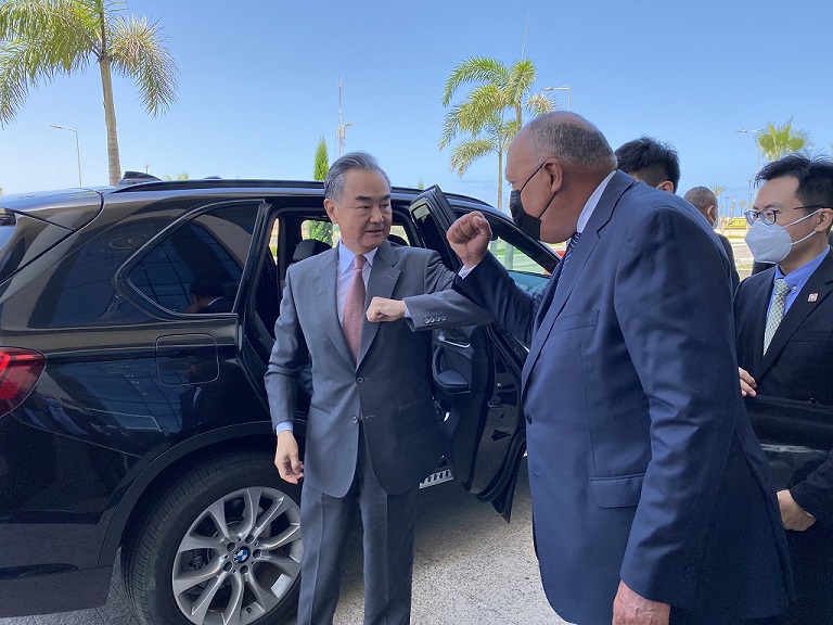 وزير ⁧‫الخارجية‬⁩ يبحث مع نظيره الصيني القضايا الإقليمية والدولية