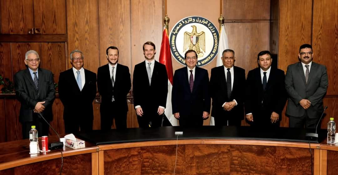 “الثروة المعدنية” توقع 4 عقود للبحث عن الذهب مع “باريك جولد” الكندية