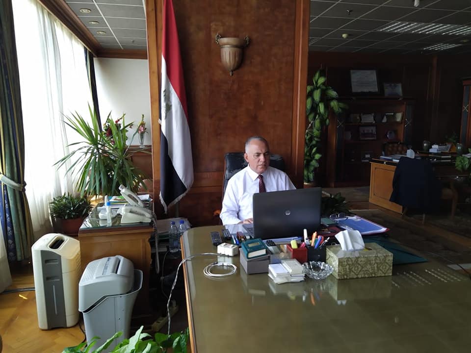 وزير الرى يبحث مع قيادات الوزارة الموقف التنفيذى للمشروع القومى لتأهيل الترع