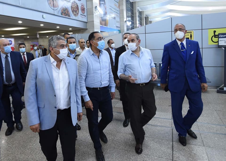 رئيس الوزراء يتفقد مبنى الركاب 2و3 بمطار القاهرة للاطمئنان على حركة السفر والوصول