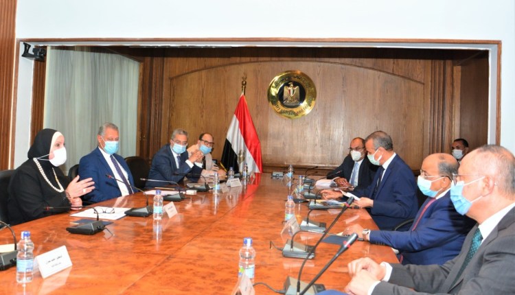 "التجارة" و"التنمية المحلية" يبحثان إعداد قاعدة بيانات متكاملة لقطاع المشروعات المتوسطة والصغيرة