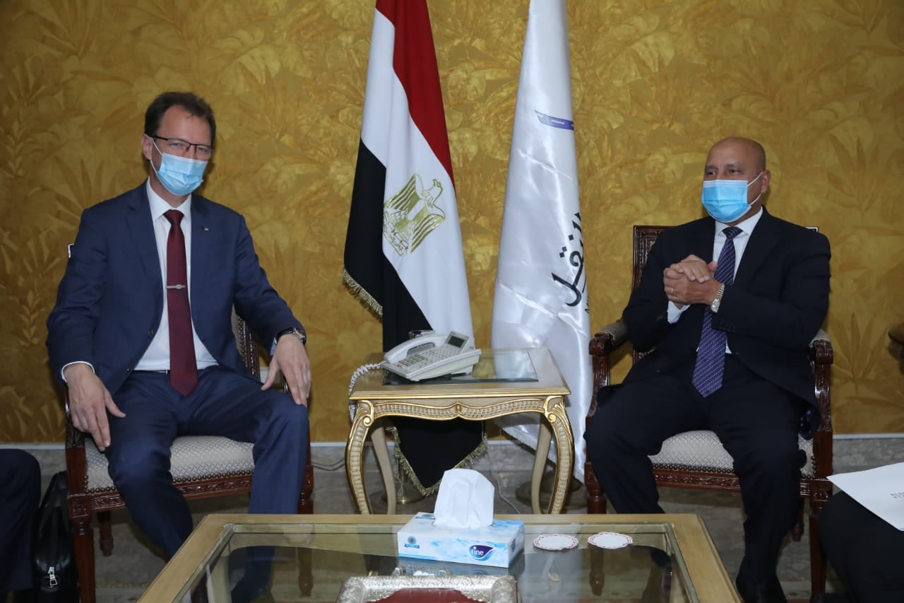 "النقل" تبحث التعاون مع "سكك حديد ألمانيا" بمشروعات الجر الكهربائى