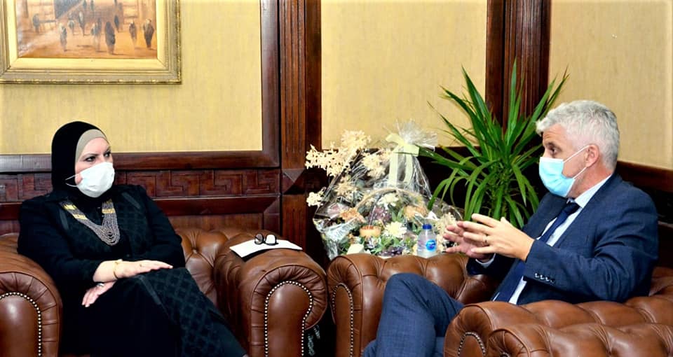 “PVH” الأمريكية لتصنيع الملابس تبحث ضخ استثمارات جديدة بمصر