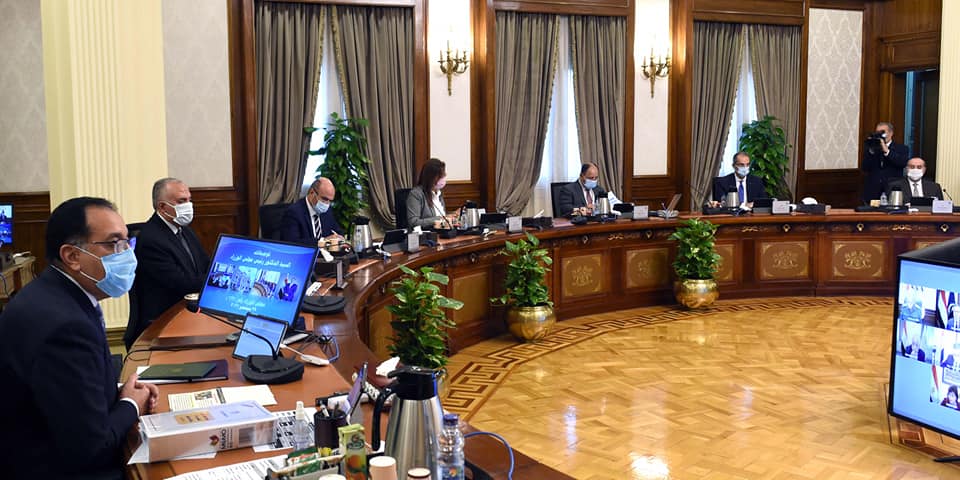 الحكومة تناقش السيناريوهات المتوقعة لأداء الاقتصاد المصرى